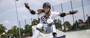 Die Deutsche Meisterin in Skateboarden, Lilly Stoephasius, trainiert in einem Skatepark in Lichterfelde.  