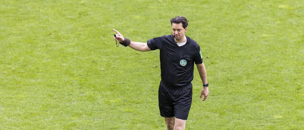Schiedsrichter Manuel Gräfe bei seinem letzten Bundesligaspiel am 34. Spieltag im Signal-Iduna-Park.