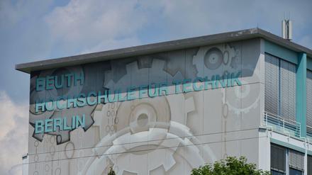 Der alte Name der Beuth-Hochschule steht auf der Fassade des Hauptgebäudes.