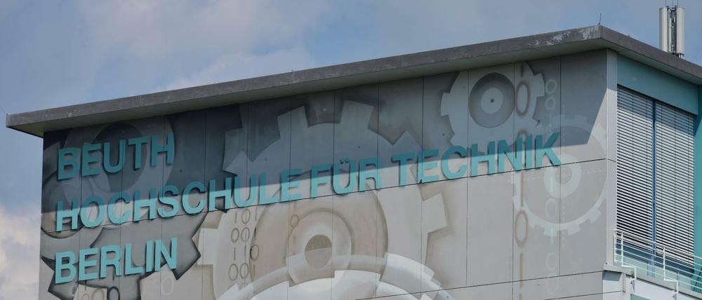 Der alte Name der Beuth-Hochschule steht auf der Fassade des Hauptgebäudes.