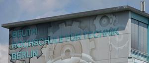 Der alte Name der Beuth-Hochschule steht auf der Fassade des Hauptgebäudes.