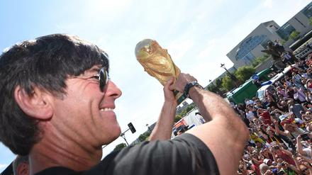 15. Juli 2014: Auf dem Lastwagen zeigt Joachim Löw den Fans den WM-Pokal.
