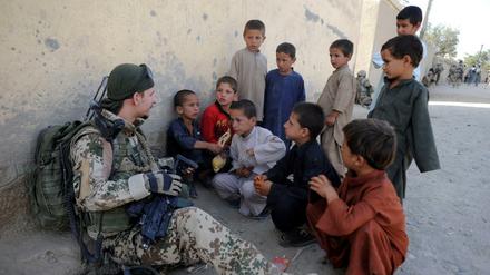 Bundeswehrsoldaten gehen nahe Kundus im Distrikt von Char Darreh auf eine Mission.