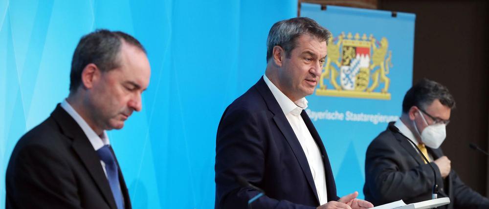 Pressekonferenz von Hubert Aiwanger (vorne) und Markus Söder (Mitte).