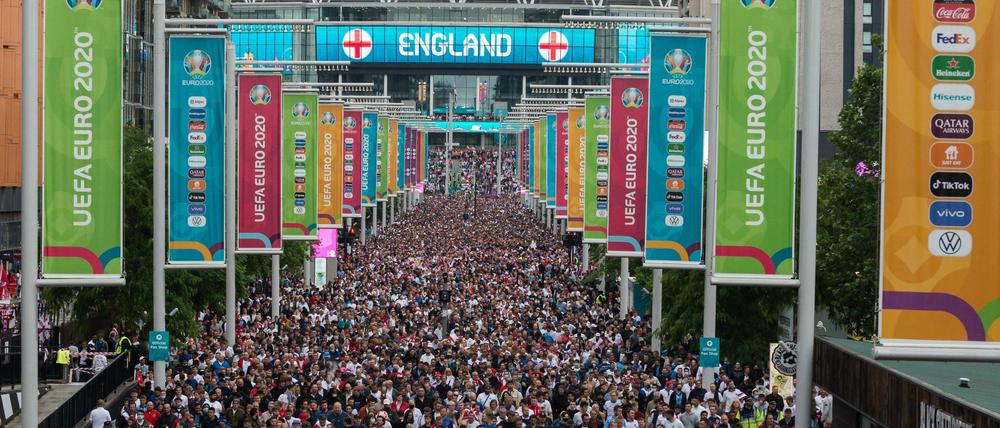 Fußballfans verlassen das Wembley-Stadion nach dem Spiel der Euro 2020 England gegen Deutschland in London, Großbritannien.