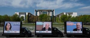 Stoppt die Riester-Rente? Eine Verbraucherallianz aus Bund der Versicherten, Bürgerbewegung Finanzwende und Verbraucherzentrale Bundesverband startete im Mai vor dem Bundeskanzleramt eine Kampagne zum Neustart der privaten Altersvorsorge.