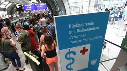 Rückkehrende am Frankfurter Flughafen bei einer Corona-Teststation.