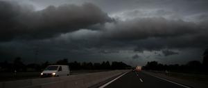 Bedrohliche Wolken sind über der Autobahn A 92 Richtung München zu sehen.