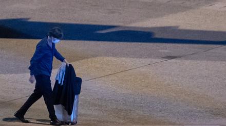 Nach dem EM-Aus: Joachim Löw geht über das Rollfeld am Flughafen Nürnberg.