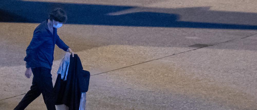 Nach dem EM-Aus: Joachim Löw geht über das Rollfeld am Flughafen Nürnberg.