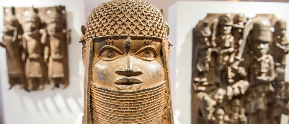 Drei Benin-Bronzen aus Westafrika, wie sie 2018 im Kunstgewerbemuseum ausgestellt waren.
