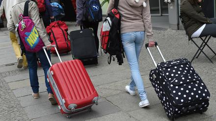 Jugendliche mit Rollkoffern - oft kommen sie zum Partymachen nach Berlin.
