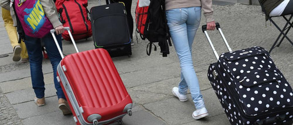 Jugendliche mit Rollkoffern - oft kommen sie zum Partymachen nach Berlin.