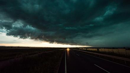 Ein massives Unwetter mit einer Shelf Cloud zieht über die A8 bei Esslingen und Stuttgart auf.