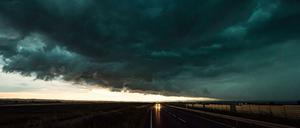 Ein massives Unwetter mit einer Shelf Cloud zieht über die A8 bei Esslingen und Stuttgart auf.