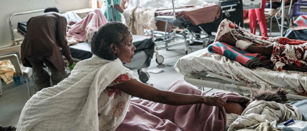 Nach dem Angriff eines äthiopischen Kampfjets auf einen Markt in der Stadt Togoga werden Überlebende in einer Klinik in Mekelle behandelt.