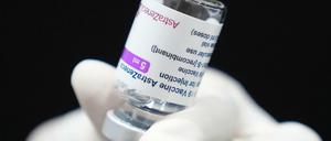 Ein Mitarbeiter des Gesundheitswesens bereitet eine Dosis des Corona-Impfstoffs von AstraZeneca vor.
