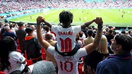 Der Treffer von Raheem Sterling unter auf dem Platz ließ oben auf der Tribüne die Fans jubeln.