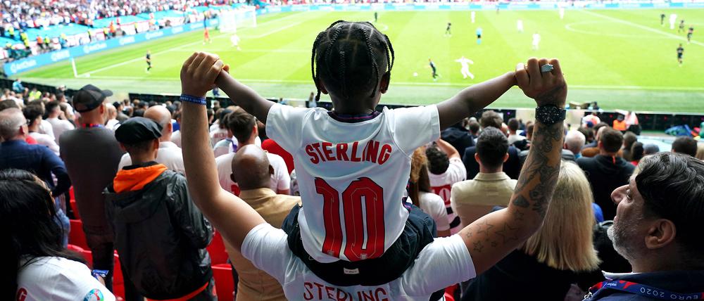Der Treffer von Raheem Sterling unter auf dem Platz ließ oben auf der Tribüne die Fans jubeln.