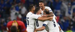 Die italienische Mannschaft um Kapitän Chiellini feiert den Einzug ins Achtelfinale