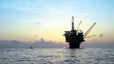 Vor einer Bohrinsel im Golf von Mexiko hat es wegen eines Gaslecks in einer Unterwasser-Pipeline gebrannt.