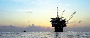 Vor einer Bohrinsel im Golf von Mexiko hat es wegen eines Gaslecks in einer Unterwasser-Pipeline gebrannt.