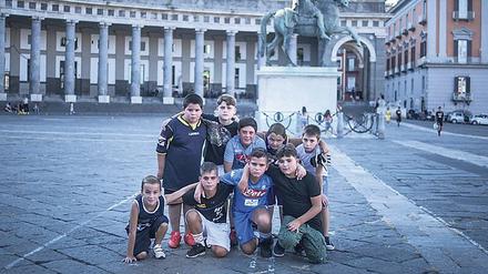 Das neue Italien. Eine Gruppe Kinder posiert für die Kamera.