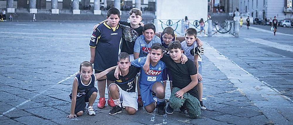 Das neue Italien. Eine Gruppe Kinder posiert für die Kamera.