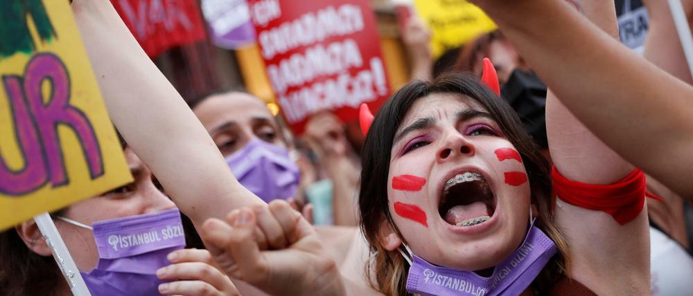 Protest gegen den Ausstieg der Türkei aus der Istanbul-Konvention in Istanbul