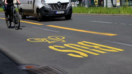 Noch provisorisch. Auf dem Tempelhofer Damm sind Radfahrer seit April auf einer kombinierten Bus-/Radspur unterwegs. Ab Oktober sollen die Arbeiten beginnen, diese zu einem geschützten Radweg auszubauen.