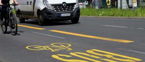 Noch provisorisch. Auf dem Tempelhofer Damm sind Radfahrer seit April auf einer kombinierten Bus-/Radspur unterwegs. Ab Oktober sollen die Arbeiten beginnen, diese zu einem geschützten Radweg auszubauen.