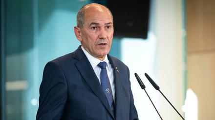 Sloweniens Premierminister Janez Jansa gibt in Brdo bei Kranju am 1. Juli 2021 eine Pressekonferenz.