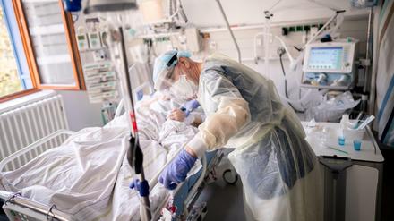 Eine Covid-19-Patientin wird auf einer Berliner Intensivstation betreut.