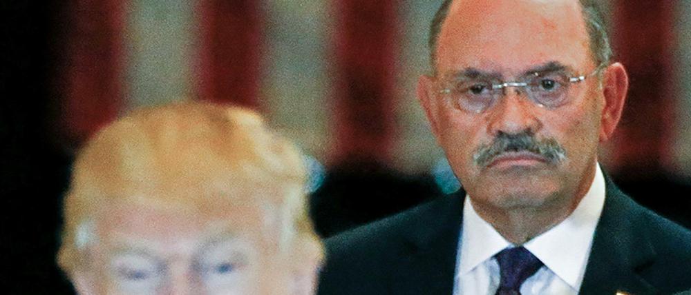 Donald Trump und Allen Weisselberg (Archivbild von 2016)