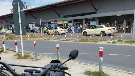 Die Schlange vor dem Impfzentrum Tegel. 