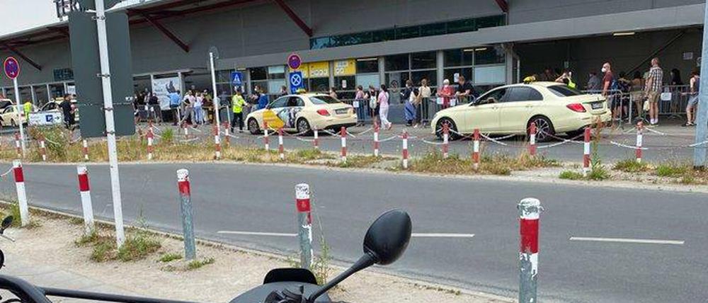 Die Schlange vor dem Impfzentrum Tegel. 