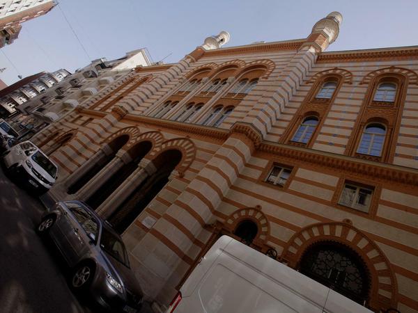 Die Fassade einer frisch renovierten 150 Jahre alten Synagoge in Budapest.