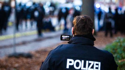 Im schleswig-holsteinischen Henstedt-Ulzburg soll im Oktober 2020 ein mutmaßlich Rechtsextremer AfD-Gegendemonstranten umgefahren haben.