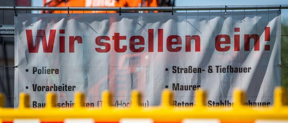 Die Zahl der Arbeitslosen ist so stark gesunken wie seit zehn Jahren nicht mehr in einem Juni.