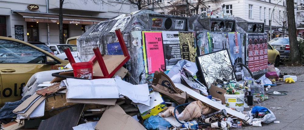In Ansbach eher unüblich: Müllcontainer, gefüllt nach Berliner Art, hier in Friedrichshain.