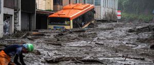 Eine Straße voller Schlamm.