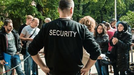 Gegen Securityfirmen, die Flüchtlingsunterkünfte betreuen, sind massive Vorwürfe laut geworden.