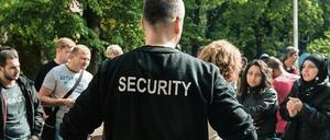 Gegen Securityfirmen, die Flüchtlingsunterkünfte betreuen, sind massive Vorwürfe laut geworden.