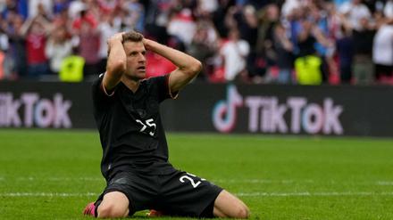 Das darf doch nicht wahr sein! Thomas Müller nach seiner vergebenen Chance. 