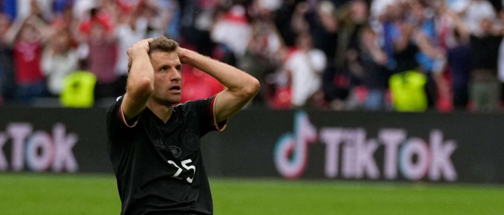 Das darf doch nicht wahr sein! Thomas Müller nach seiner vergebenen Chance. 