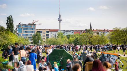 Zahlreiche Menschen genießen im Mauerpark das schöne Wetter. (Symbolbild)