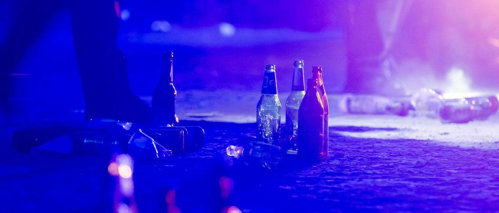 Flaschen sind die häufigsten Überreste nach langen Nächten in Parks. In der Pandemie wurden Grünanlagen, wie hier der Volkspark Hasenheide, zu Partyorten.