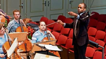 Brown war unter anderem Meisterschüler des US-amerikanischen Dirigenten David Zinman, dem langjährigen Chefdirigenten des Zürcher Tonhalle-Orchesters.