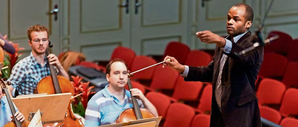 Brown war unter anderem Meisterschüler des US-amerikanischen Dirigenten David Zinman, dem langjährigen Chefdirigenten des Zürcher Tonhalle-Orchesters.