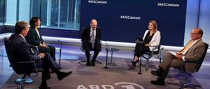 Die Kanzlerkandidaten ihrer Parteien bei der kommenden Bundestagswahl nehmen an einer Diskussionsveranstaltung teil. 